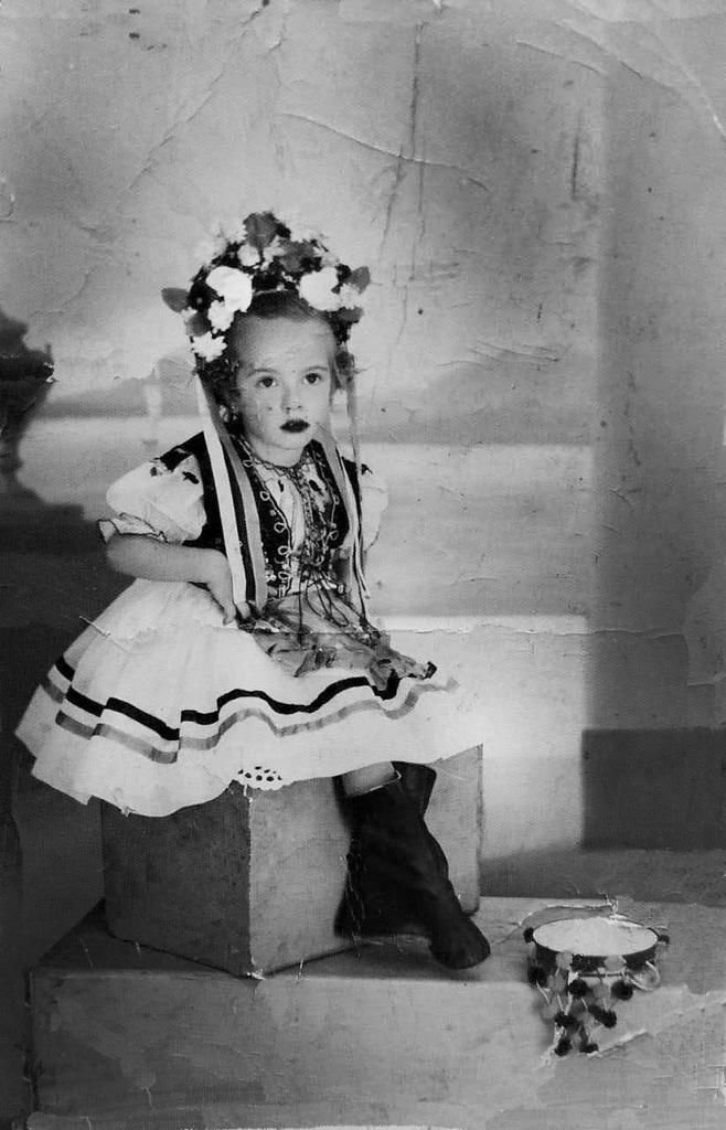 Niña en vestido tradicional